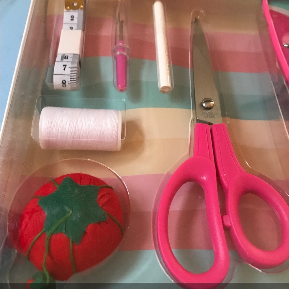 Sewing Kit - Picture 3 of 7